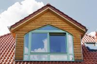 Türkises Holzfenster mit dreieckigen Elementen