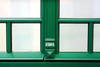 Nahaufnahme grünes Altbaufenster