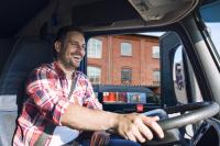 LKW Fahrer im Cockpit vor einem PaX Werk für Fenster und Türen