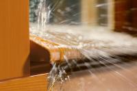 Wasser auf Wetterschenkel an einem Holzfenster