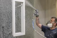 Oberflächenbehandlung eines Holz-Fensters in der Produktion bei PaX