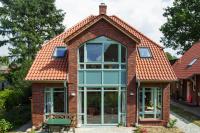 Blaue Holzfenster in Klinkergebäude bei Hamburg