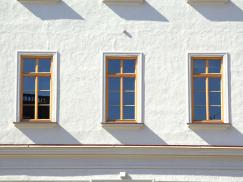 Drei Altbaufenster mit filigranen Sprossen