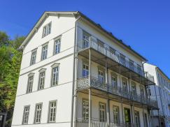 Rekonstruierte weiße Altbaufenster von PaX am Rathaus in Schlangenbad