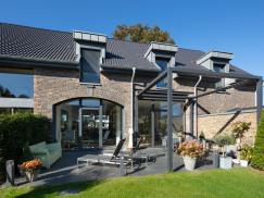 Saniertes Klinkergebäude mit Holz-Aluminium-Fenstern