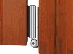 Titanfarbene Bänder bei PaX-Holzfenster