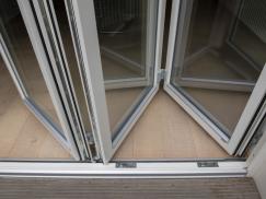 Falt-Schiebe-Tür in Führungssschiene