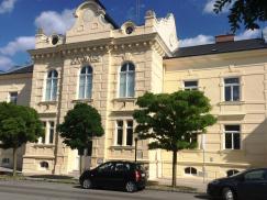 Späthistorisches Rathaus in Felixdorf mit PaX-Kastenfenstern