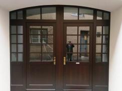 Denkmalfenster PaXretro78 und Haustür für mittelalterliches Stadtgebäude in Hall 