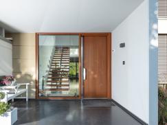 Holzhaustür mit festverglastem Holz-Aluminium Seitenteil