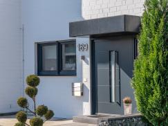 Kunststoff-Aluminium Fenster und PaXentrée-Aluminium-Haustür mit PaXsecura Ausstattung für Reihenhaus in Münster