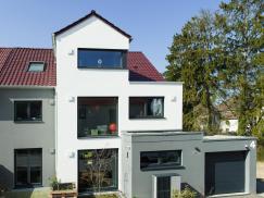 Modernes Wohnhaus mit Holz-Aluminium-Fenstern von PaX
