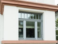 Dreiflügeliges graues Holzfenster mit Oberlicht