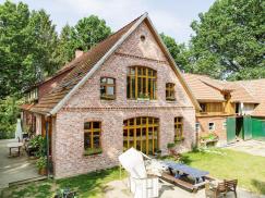 Holzfenster aus Lärche mit Lasur Tanne für historisches Bauernhaus in Schneverdingen