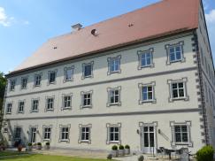Schloss Denkmalschutz sanierte Fassade Holzfenster Fassadenmalerei 
