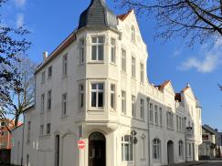 sanierte Fassade historisches Gebäude Denkmalschutz Holzfenster 
