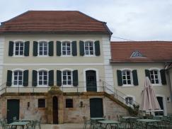 saniertes Schlossgebäude grüne Läden weisse Holzfenster Denkmalschutz 