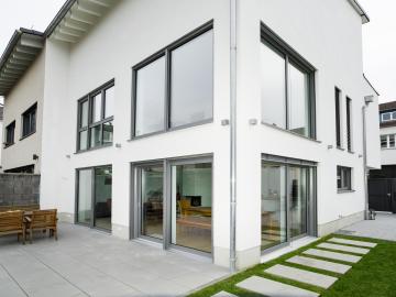 Kunststoff-Aluminium-Fenster mit Hebe-Schiebe-Tür im Neubau