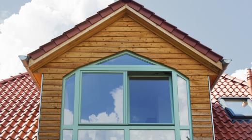 Türkises Holzfenster mit dreieckigen Elementen