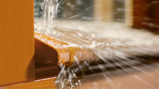 Wasser auf Wetterschenkel an einem Holzfenster
