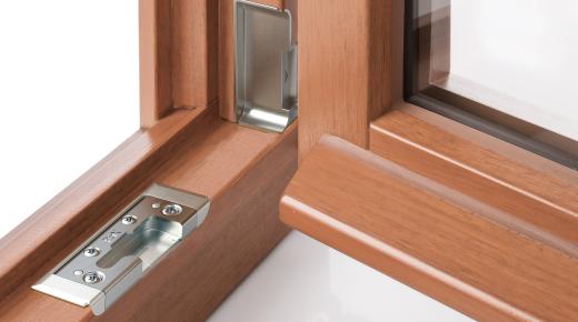Holzfenster mit eingelassenen Sicherheitsbeschlägen Einbruchhemmung