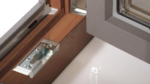Holz-Aluminium-Fenster PaXoptima mit eingelassenem Schließteil