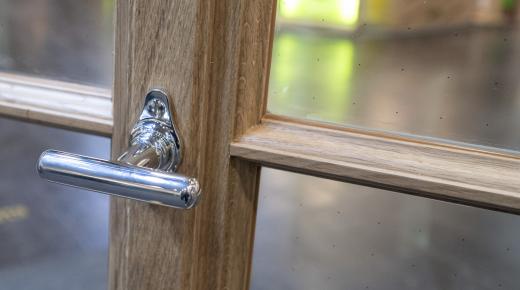 Filigranes PaX Holzfenster mit Vakuumverglasung