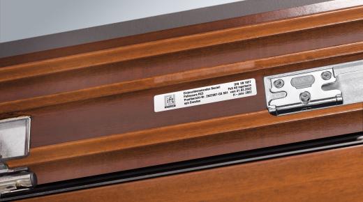 Holzfenster von PaX mit Kennzeichnungsschild für Einbruchhemmung