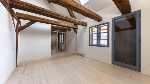 Innen vorgesetztes Holzfenster für besseren Wärmeschutz bei Erhalt von historischen Fenstern