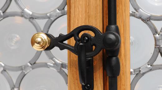 Denkmalgerechtes Fenster Butzenglas Bleiverglasung aufliegendes Stangengetriebe