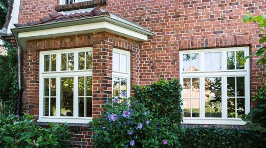 Holzfenster PaXcontur mit Sprossen für Klinker-Wohnhaus in Hamburg