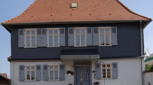 Barockes Fachwerkgebäude in Frankfurt Kalbach mit PaXretro58 Fenstern aus Meranti 