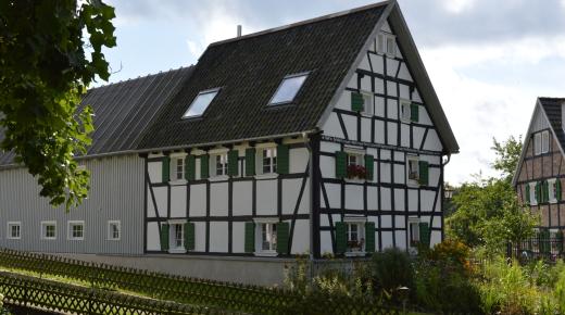 Fachwerkhaus aus 1697 mit PaXretro58 Fenster aus Kiefer in Bergisch Gladbach