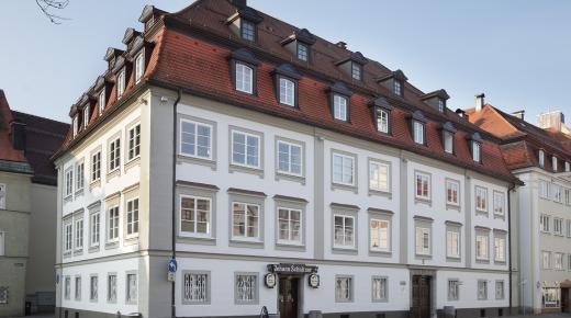 Frühklassizistischer Eckbau mit PaXretro68 aus Kiefer in Kempten