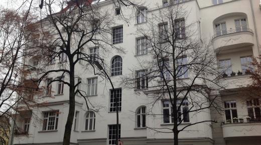 Jahrhundertwende Mehrfamilienhaus mit PaXcontur78 Fenstern aus Kiefer in Berlin