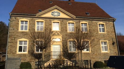 Patrizierhaus aus 1752 mit PaXretro58 Fenstern aus Lärche in Neuenrade