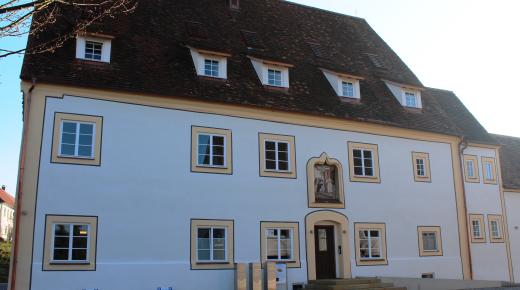 Ehemaliges Gasthaus "Zum Löwen" mit PaXretro68 aus Lärche in Rot an der Rot