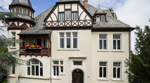 Walmdachvilla von 1902/03 mit PaXretro68 aus Eukalyptus in Wittlich