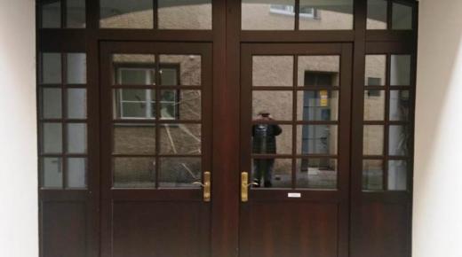 Denkmalfenster PaXretro78 und Haustür für mittelalterliches Stadtgebäude in Hall 