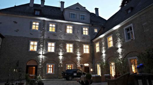 Denkmalgerechte PaXretro58 Fenster für Schloss Neueglofsheim in Thalmassing