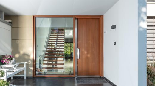 Holzhaustür mit festverglastem Holz-Aluminium Seitenteil