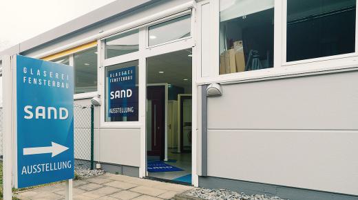 Eingang zur Ausstellung der Glaserei Sand in Karlsruhe