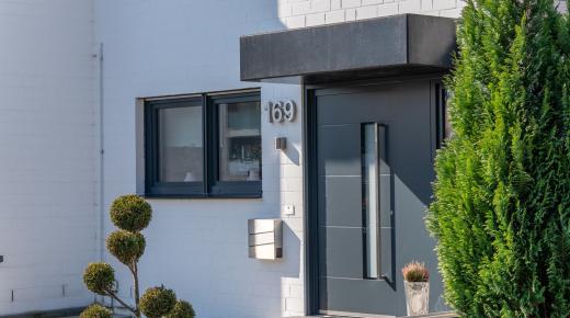 Kunststoff-Aluminium Fenster und PaXentrée-Aluminium-Haustür mit PaXsecura Ausstattung für Reihenhaus in Münster