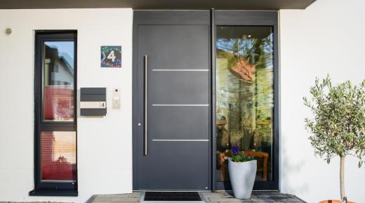 PaXentrée Aluminium Haustür Anthrazitgrau RAL7016 mit Edelstahl-Lisenen und Seitenteil