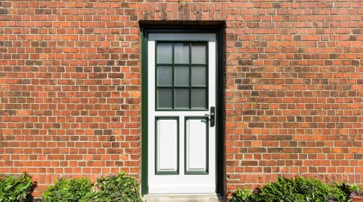 Historisierende Holzhaustür in grün und weiß mit Sprossen 