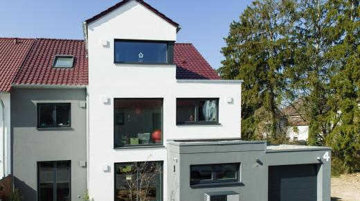 Modernes Wohnhaus mit Holz-Aluminium-Fenstern von PaX
