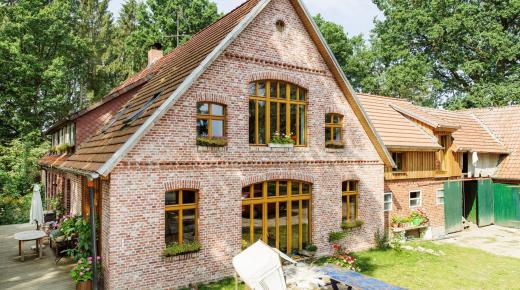 Holzfenster aus Lärche mit Lasur Tanne für historisches Bauernhaus in Schneverdingen