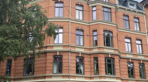 Jahrhundertwende Eckhaus saniert Backsteinfassade Holzfenster Denkmalschutz 