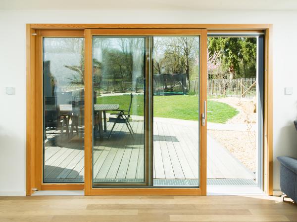 Hebe-Schiebe-Tür Holz-Alu halb geöffnet