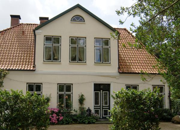 Klosterhof Uetersen mit neuen Denkmalfenstern von PaX Classic